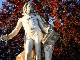 statue of Mozart
