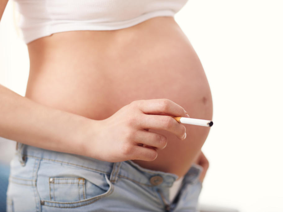 smoking pregnant woman