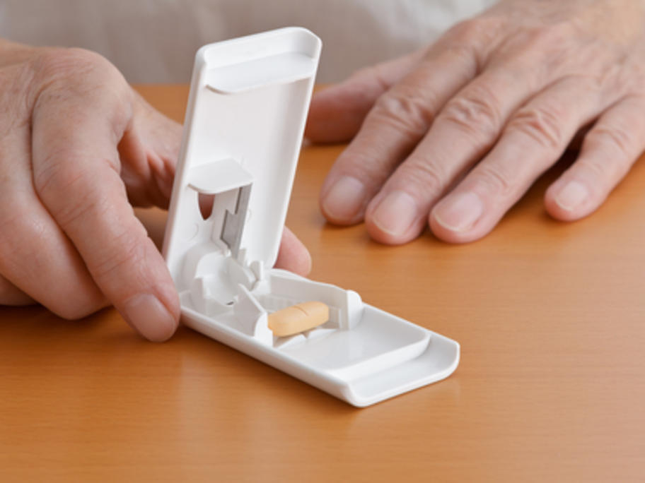 Man using a pill-cutter
