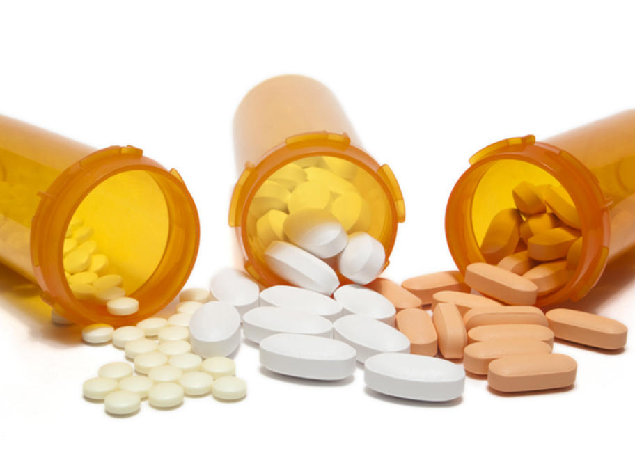 Pills suggesting tatins and PCSK9 inhibitors