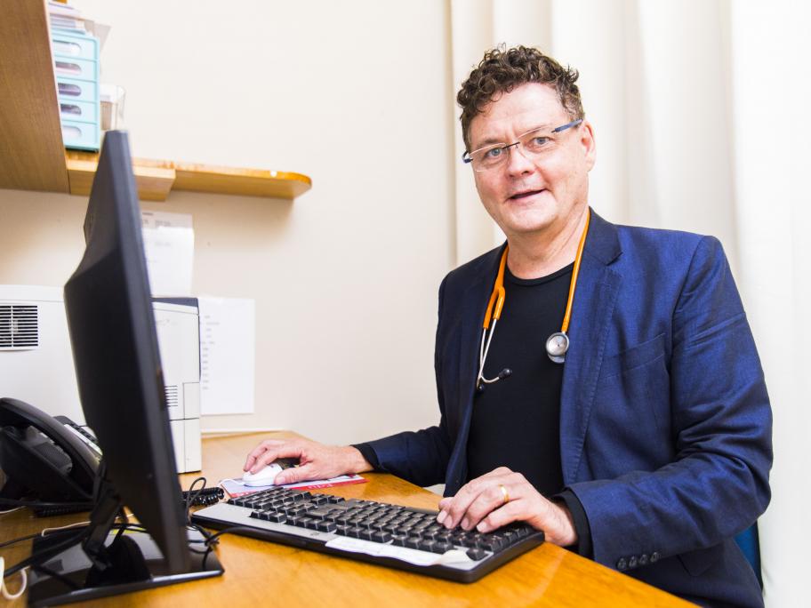 Dr Bruce Willett