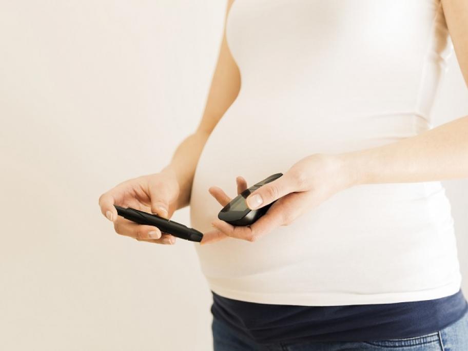 pregnant woman checking blood glucose