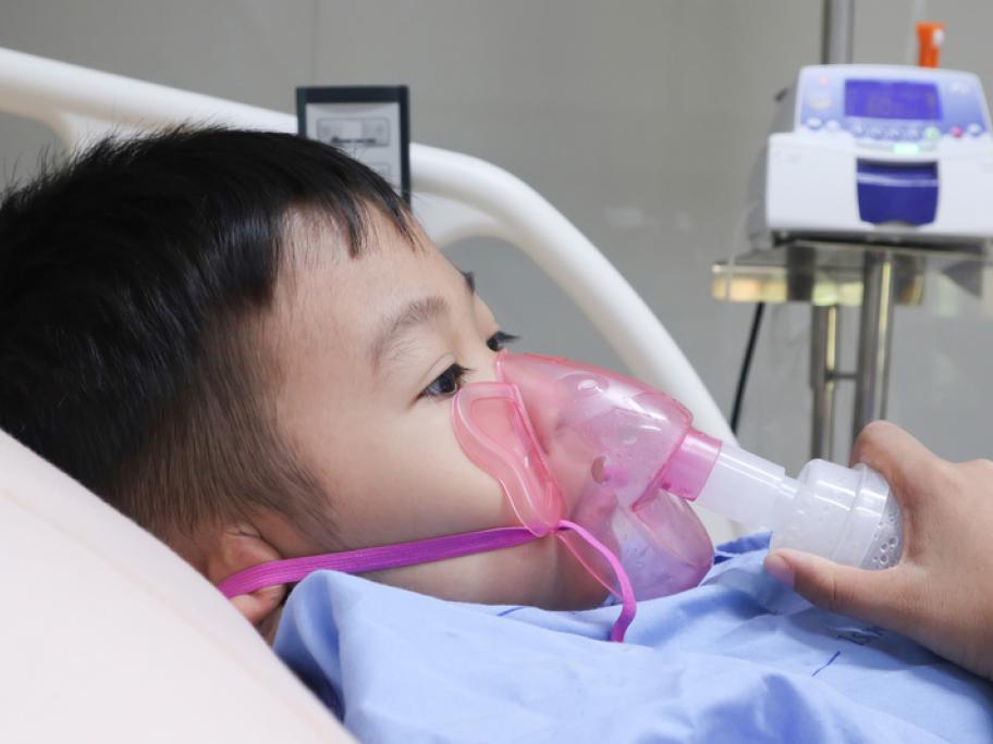 Child with severe asthma in hospital