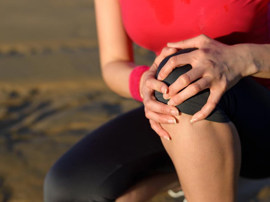 Woman sore knee