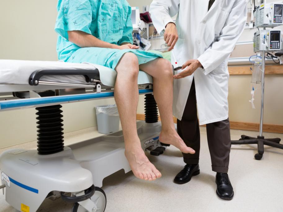 neurologist testing patellar reflex