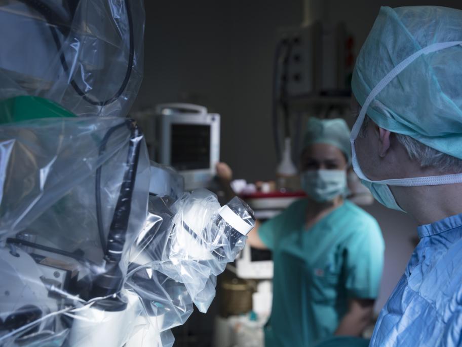 Surgeon with surgical robot