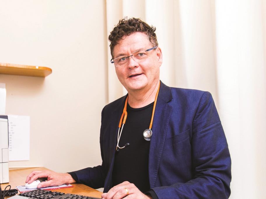 Dr Bruce Willett
