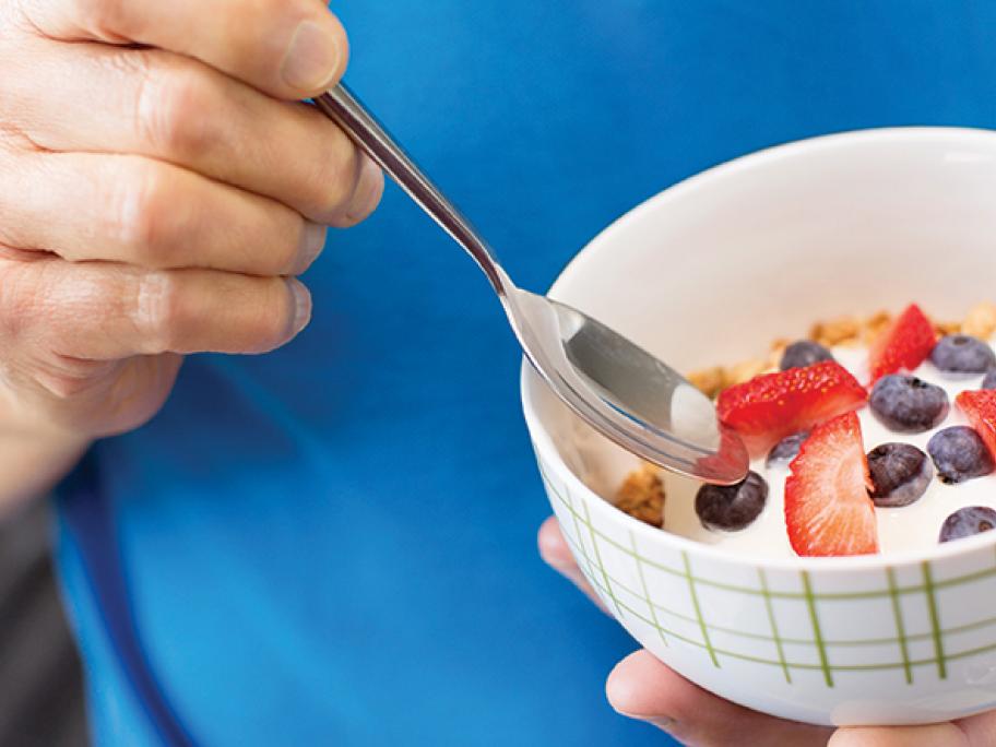 yoghurt berries cereal breakfast