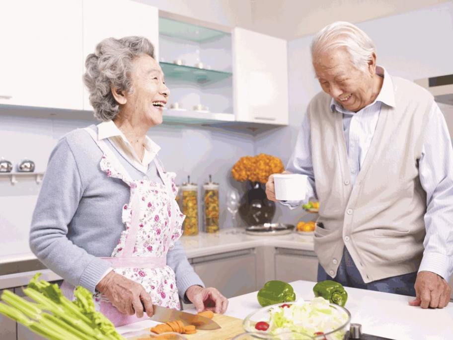 Senior_Cooking_Vegetables