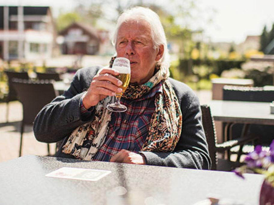 Senior_Drinking