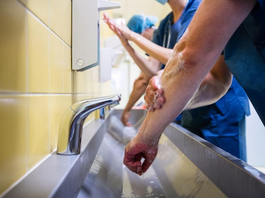 surgeons washing hands