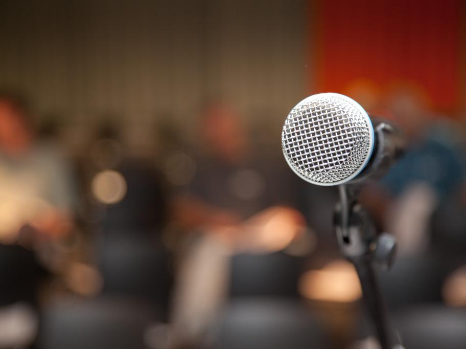 testify into microphone